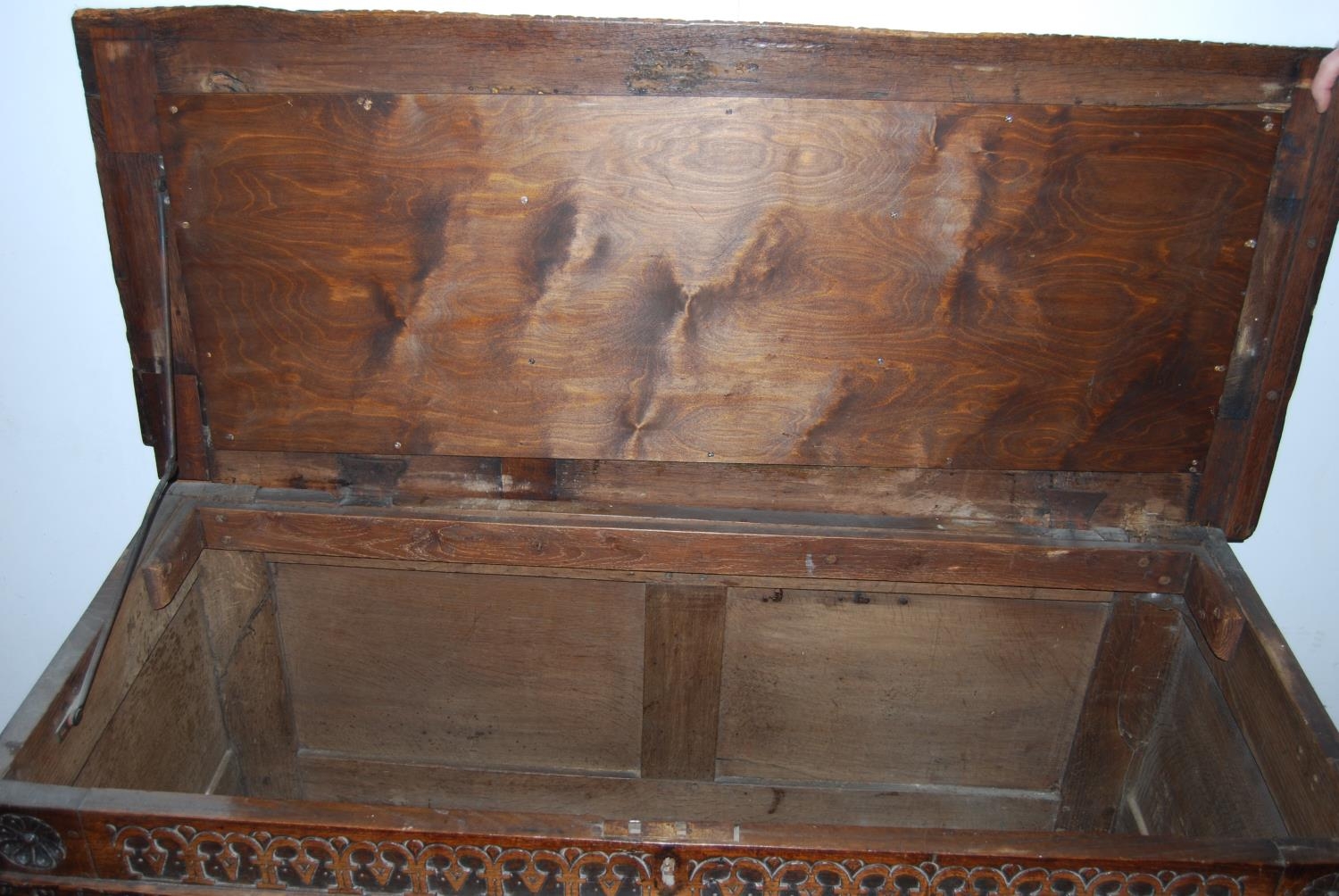 19th century carved oak coffer, the hinged top with three panels, with floral roundels, above - Bild 9 aus 9