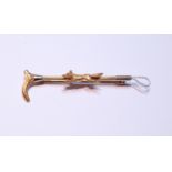 9ct gold hunting brooch modelled as a fox on a riding crop, stamped '375', 5g gross.