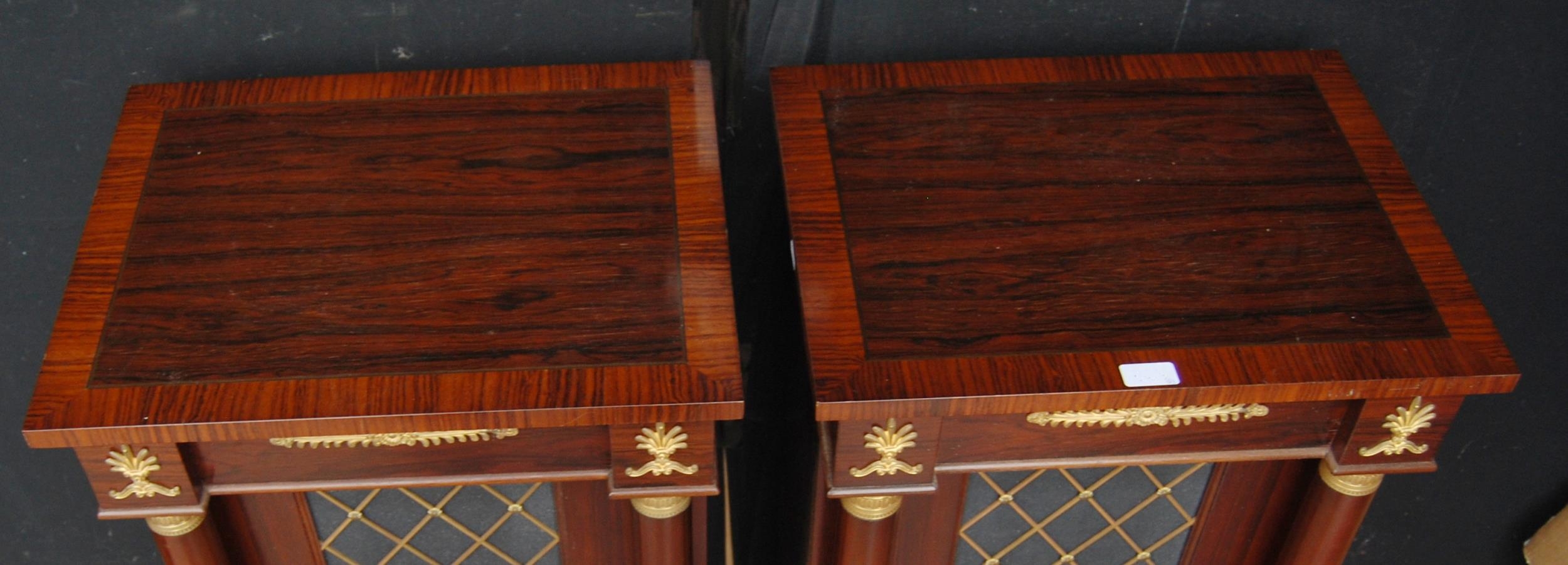 Pair of Regency-style rosewood veneered cabinets, each with a faux door flanked by cylindrical - Bild 2 aus 6