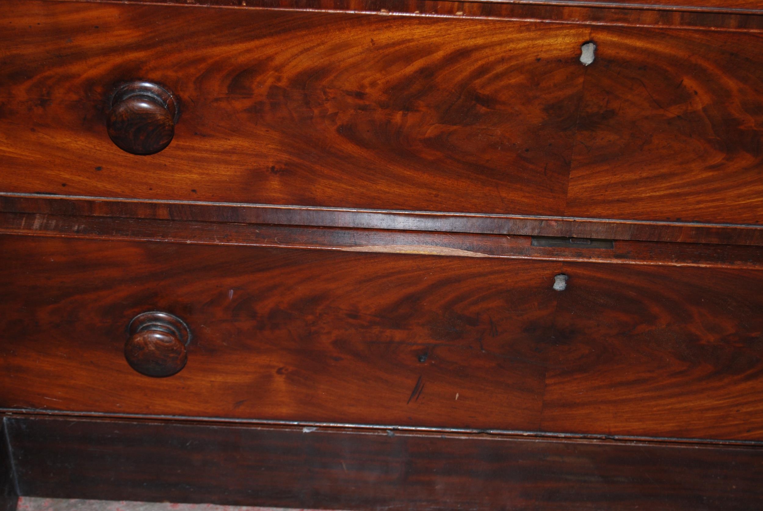 19th century mahogany chest of five long graduated drawers with turned handles, flanked by - Bild 4 aus 7