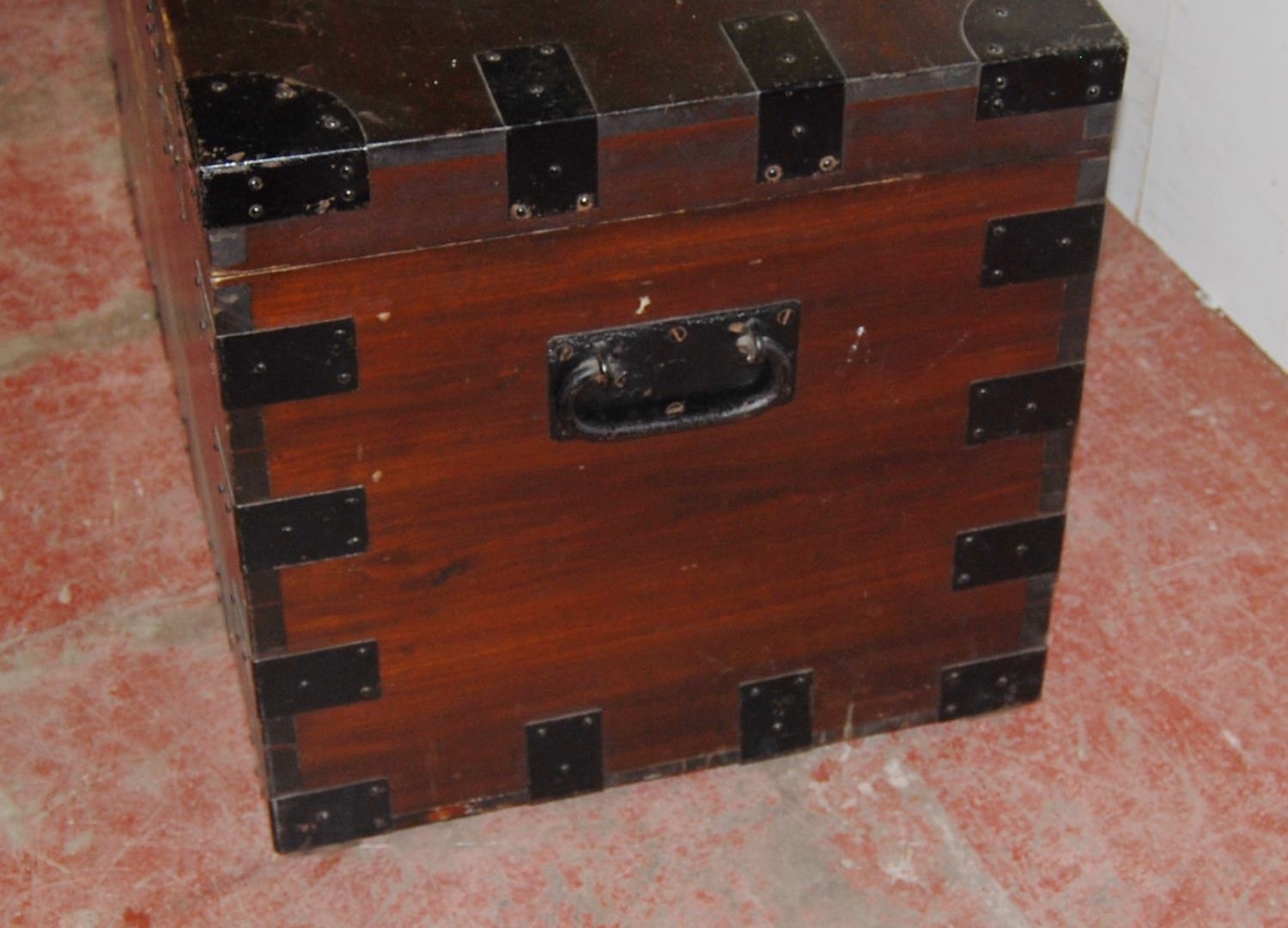 Victorian camphorwood silver chest, the hinged top enclosing a lift-out tray, decorated with painted - Bild 3 aus 8