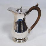 Silver water jug, hallmarks for London 1898, with hinged cover and wooden handle, on circular