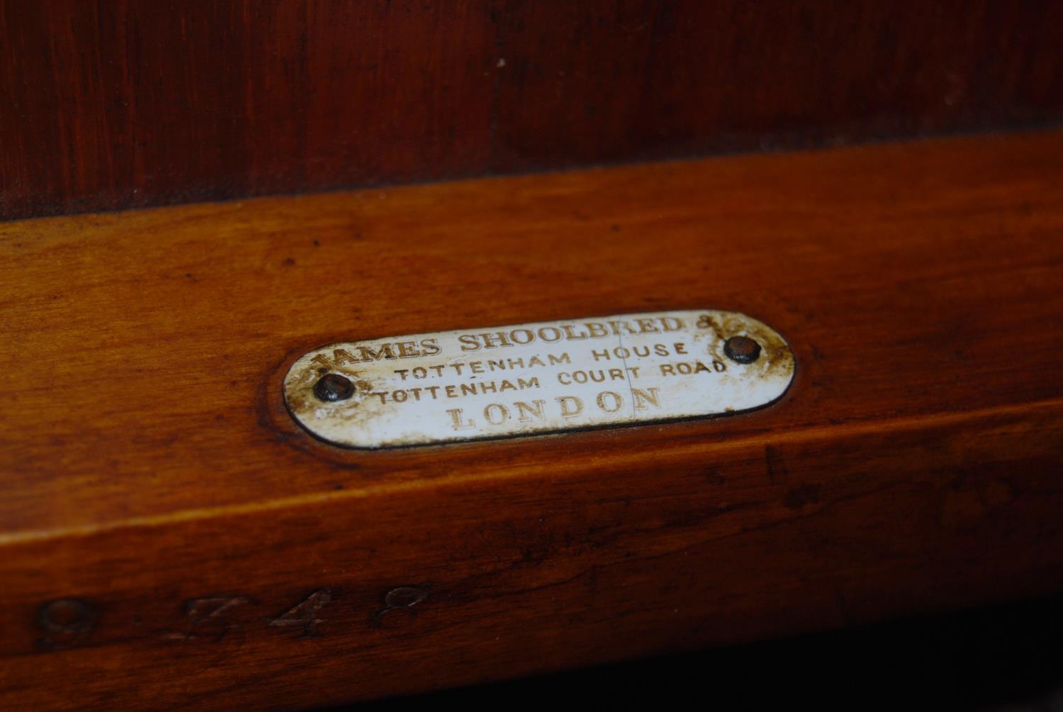 Victorian figured walnut loo type table by James Shoolbred, Tottenham Court Road, London, the inlaid - Bild 2 aus 4