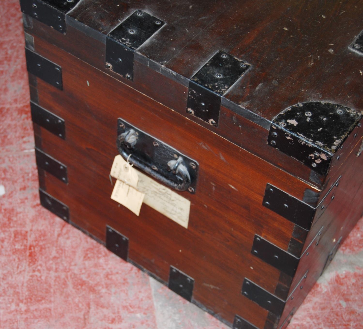 Victorian camphorwood silver chest, the hinged top enclosing a lift-out tray, decorated with painted - Bild 5 aus 8