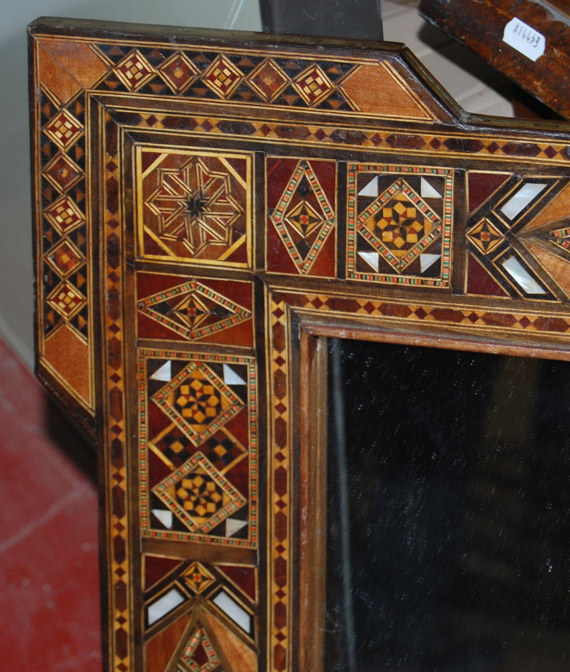 Antique Indo-Persian hardwood and marquetry inlaid wall mirror decorated all over with marquetry and - Bild 3 aus 3