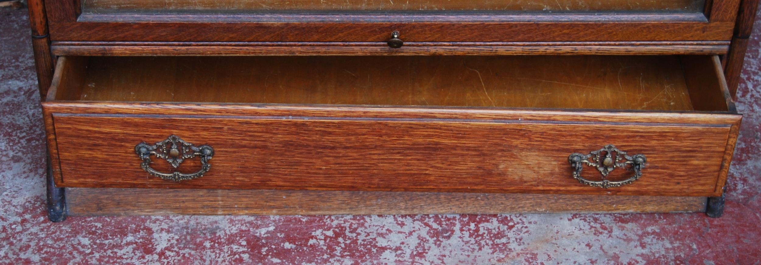 Oak sectional bookcase by Gunn Furniture Company, with three glazed sections above a long drawer, - Bild 3 aus 6