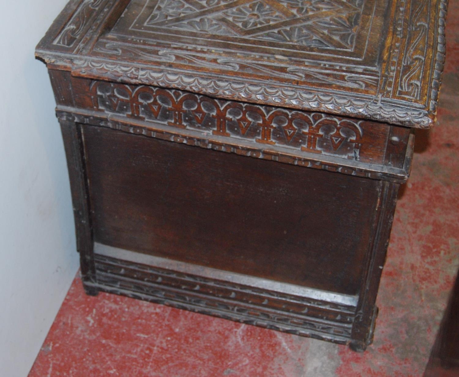 19th century carved oak coffer, the hinged top with three panels, with floral roundels, above - Bild 7 aus 9