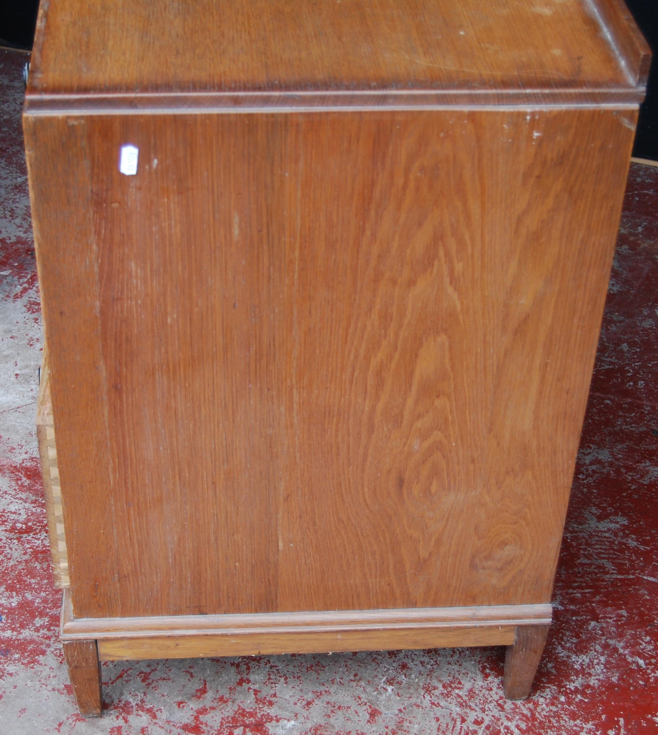 1920s oak chest of drawers in the manner of Heal's of London, with two short drawers, each with a - Bild 7 aus 8