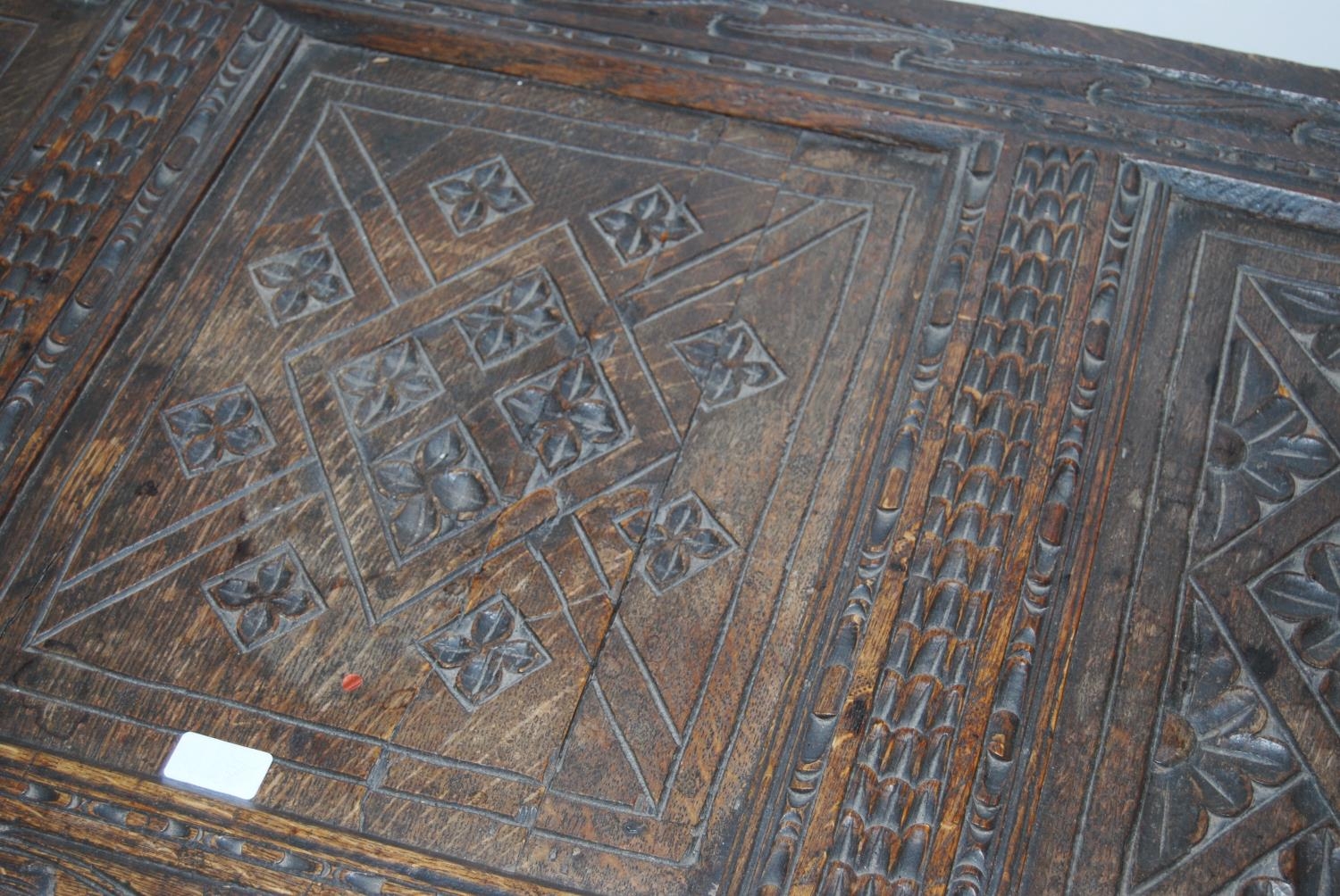 19th century carved oak coffer, the hinged top with three panels, with floral roundels, above - Bild 2 aus 9