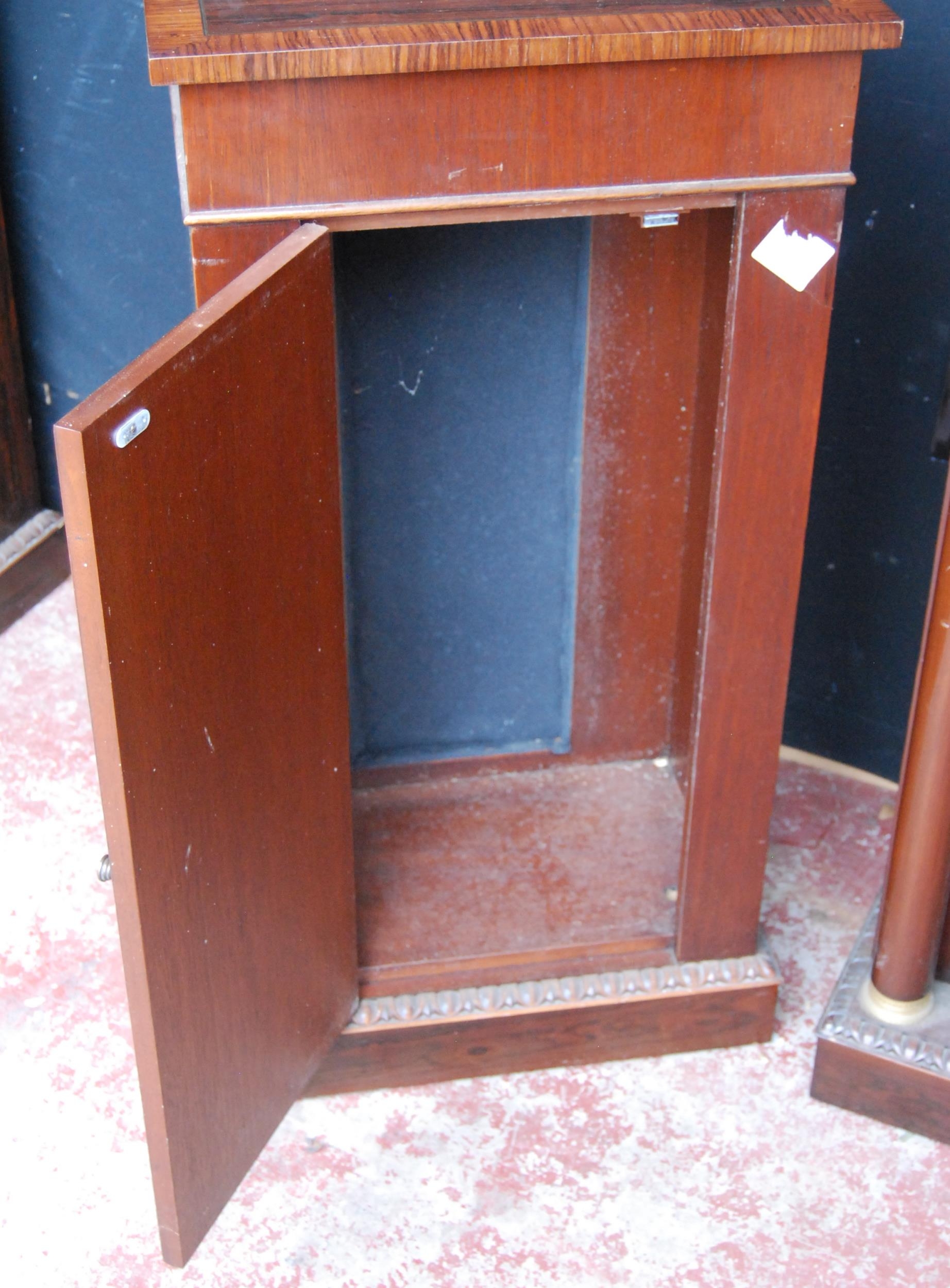 Pair of Regency-style rosewood veneered cabinets, each with a faux door flanked by cylindrical - Bild 5 aus 6