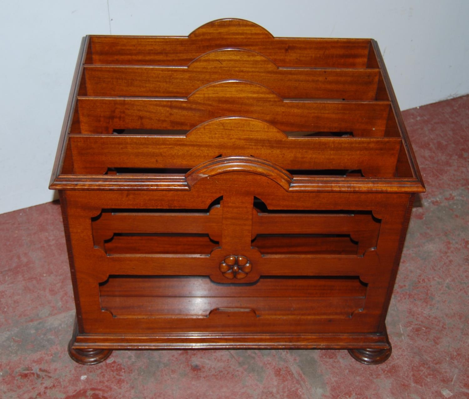 Victorian mahogany canterbury with four shaped divisions, decorated with floral roundels, on bun - Bild 2 aus 2