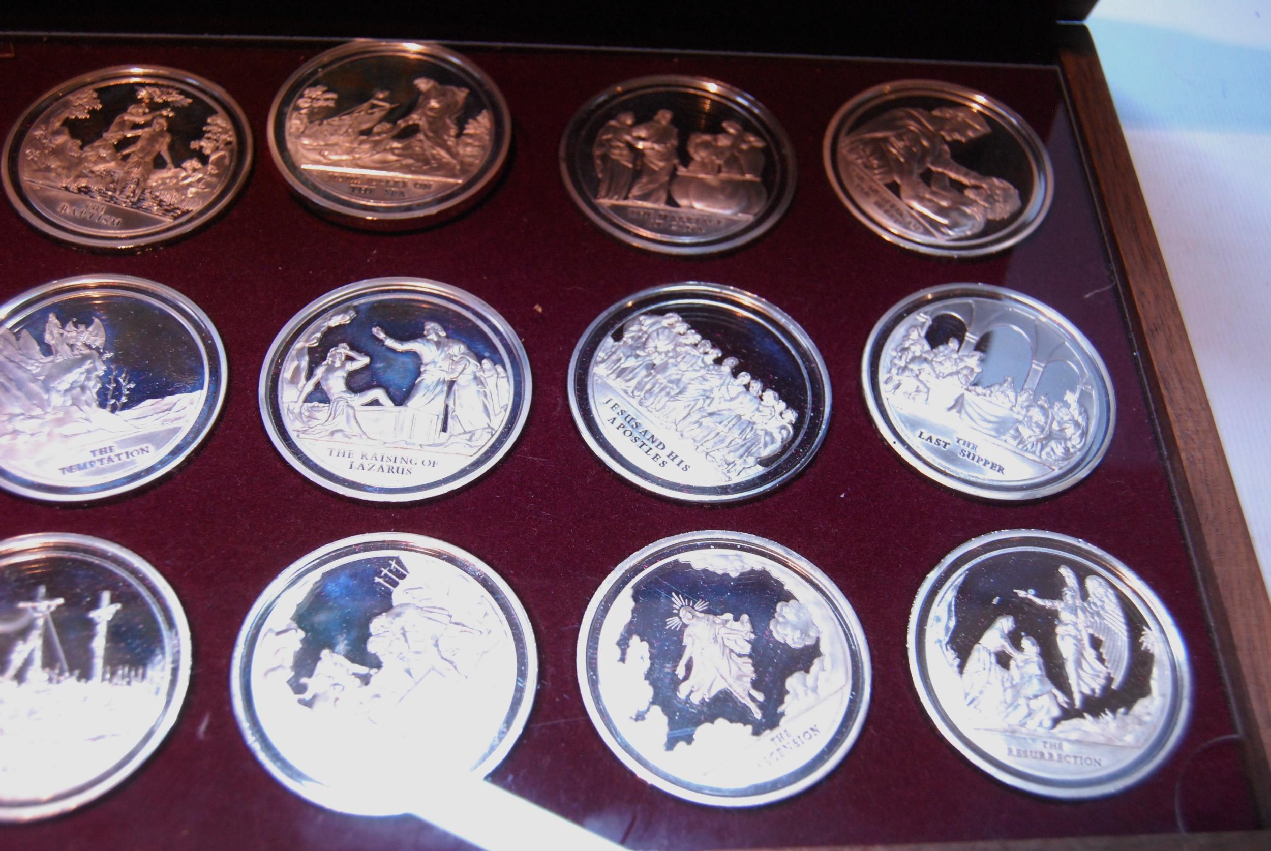 Set of twenty-four Danbury Mint silver medallions, 'The Life of Jesus', each 50g, 1974, with case - Image 4 of 5