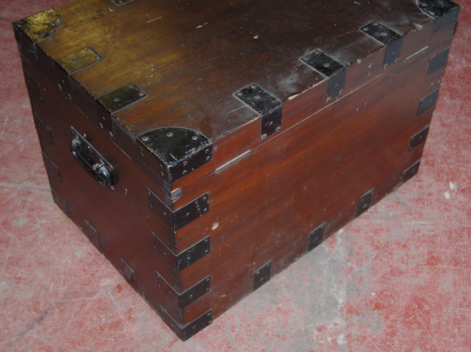 Victorian camphorwood silver chest, the hinged top enclosing a lift-out tray, decorated with painted - Bild 4 aus 8