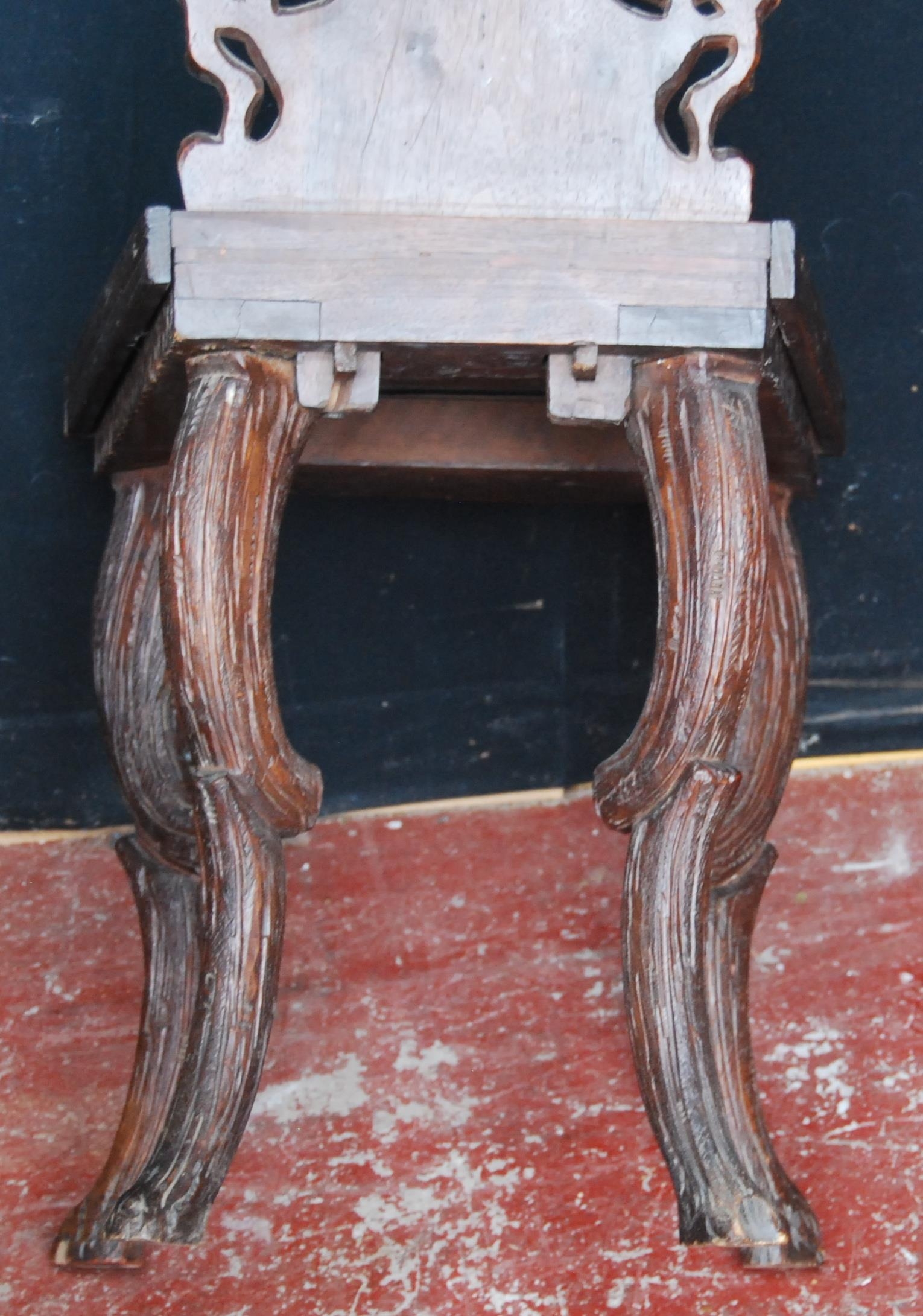 Black Forest carved oak hall chair, the naturalistic back rest applied with flowerheads and - Bild 6 aus 6