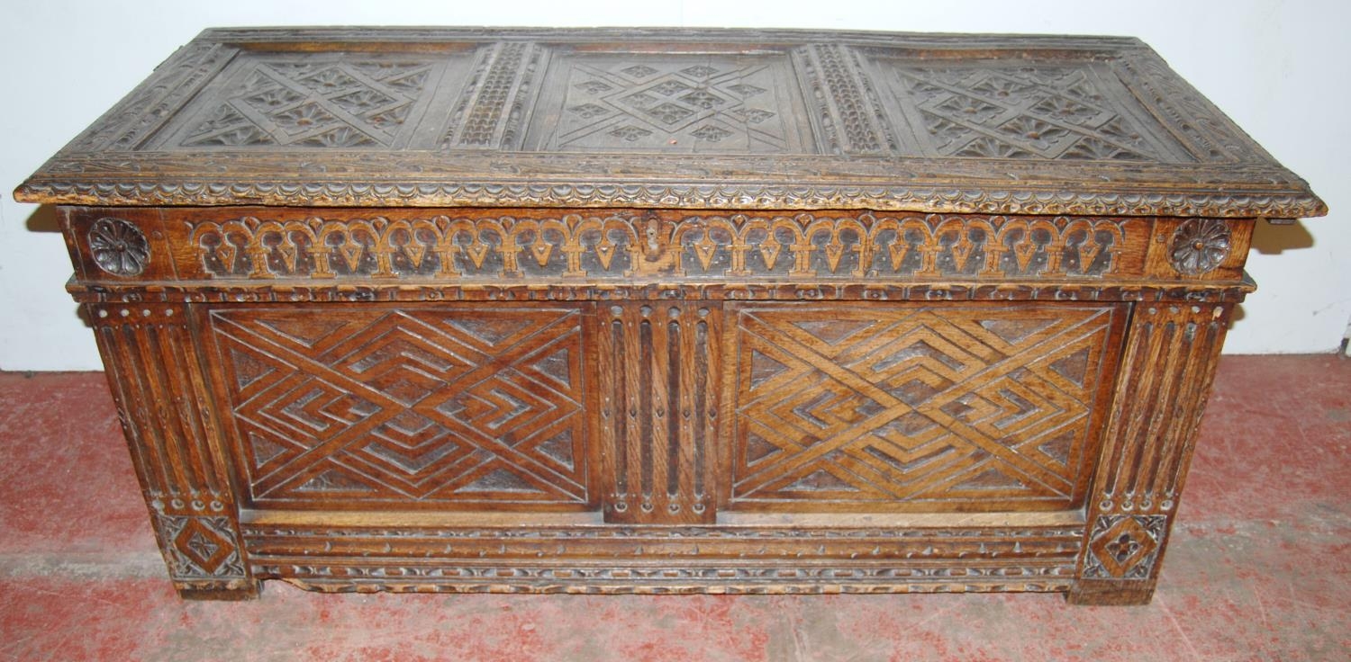 19th century carved oak coffer, the hinged top with three panels, with floral roundels, above - Bild 5 aus 9