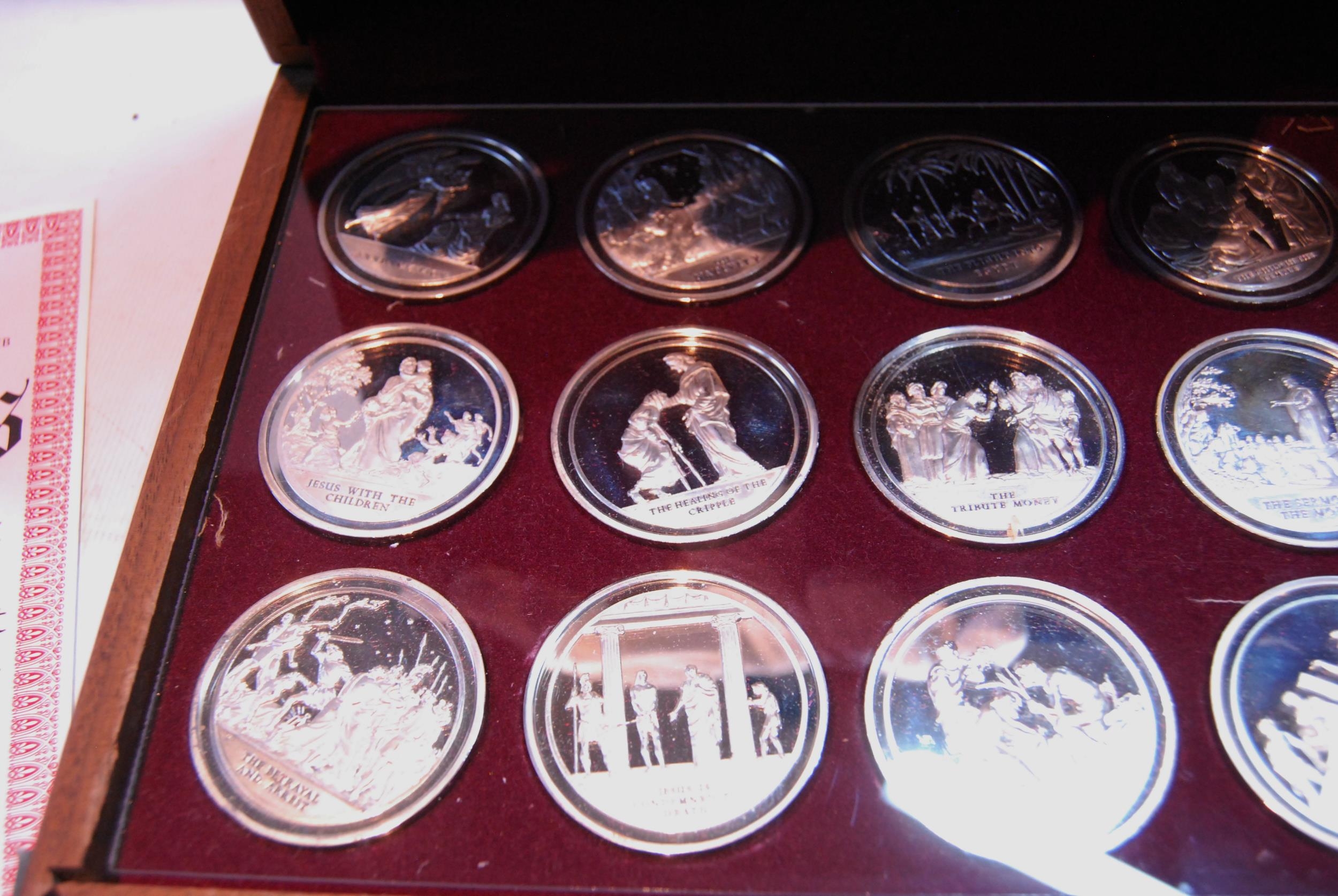 Set of twenty-four Danbury Mint silver medallions, 'The Life of Jesus', each 50g, 1974, with case - Image 2 of 5