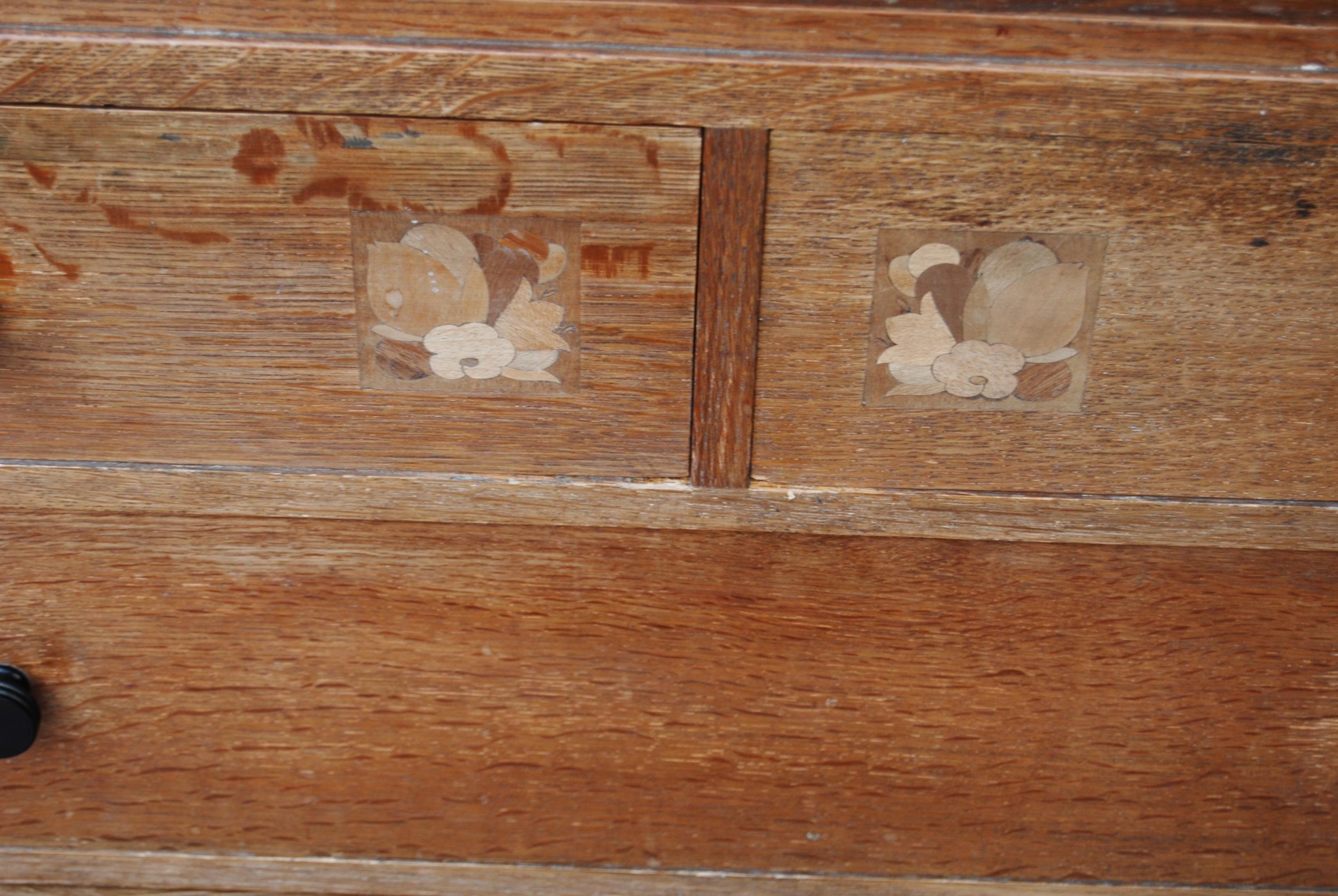 1920s oak chest of drawers in the manner of Heal's of London, with two short drawers, each with a - Bild 3 aus 8