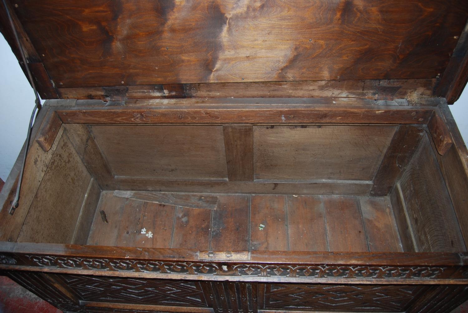 19th century carved oak coffer, the hinged top with three panels, with floral roundels, above - Bild 8 aus 9