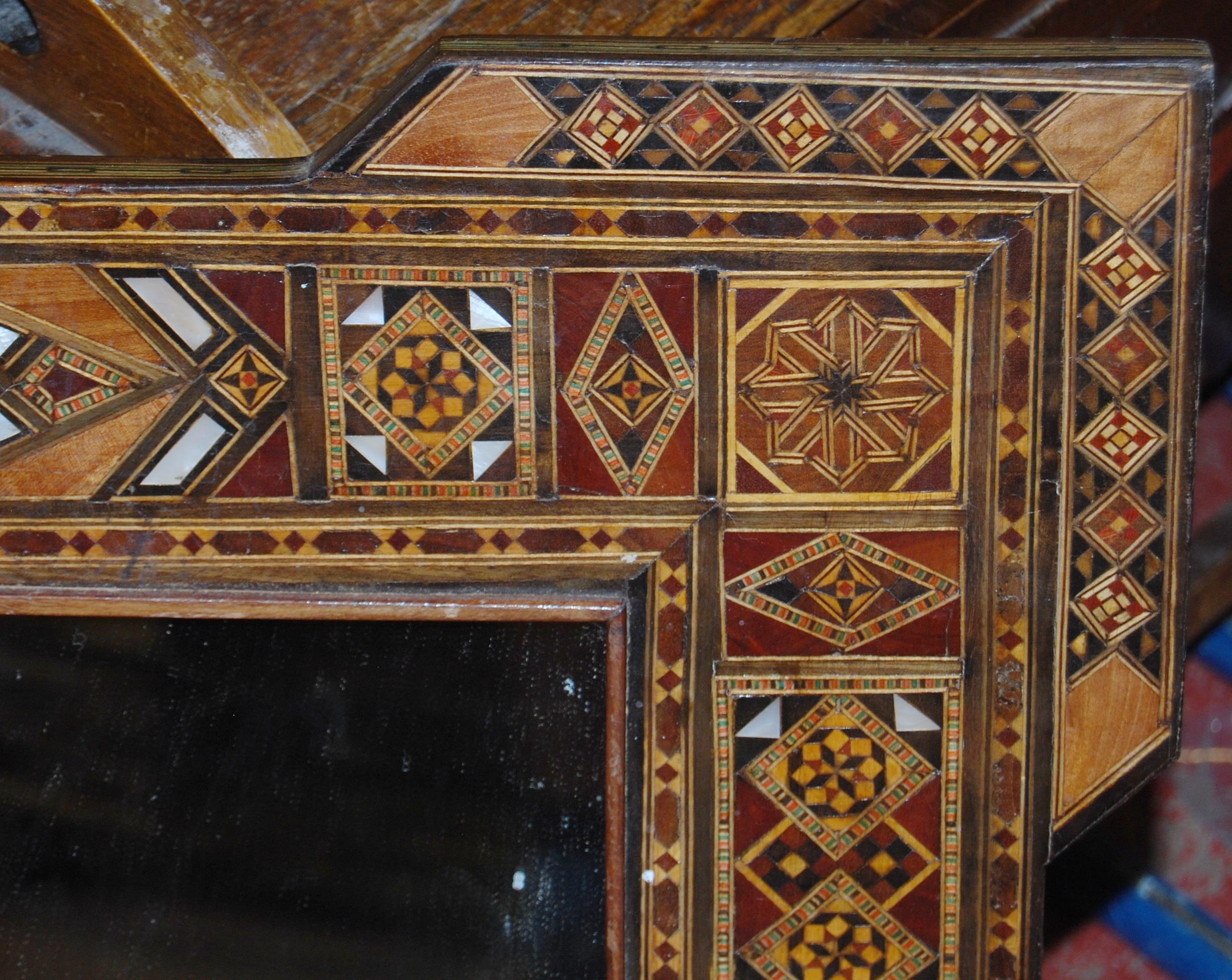 Antique Indo-Persian hardwood and marquetry inlaid wall mirror decorated all over with marquetry and - Bild 2 aus 3