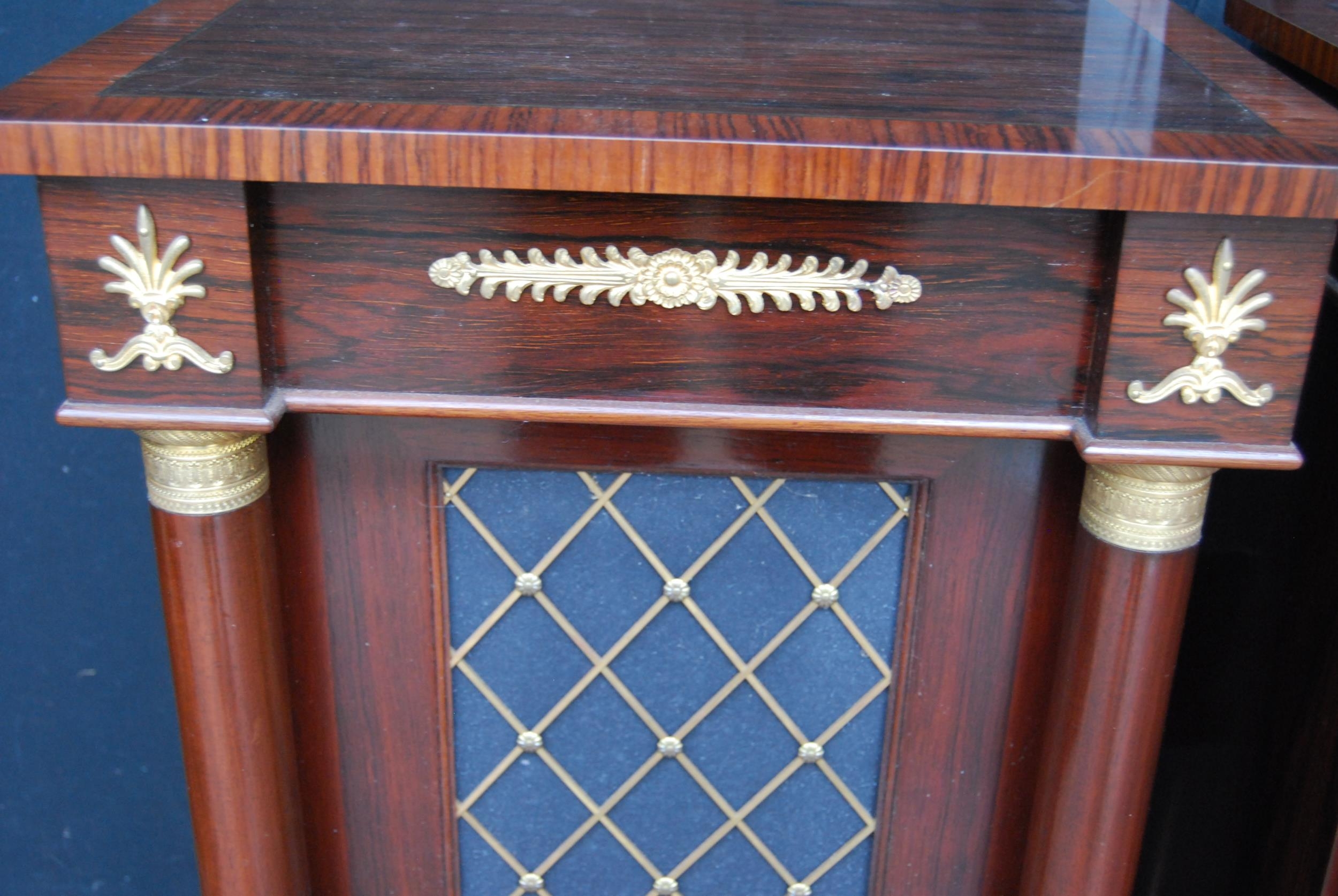 Pair of Regency-style rosewood veneered cabinets, each with a faux door flanked by cylindrical - Bild 3 aus 6