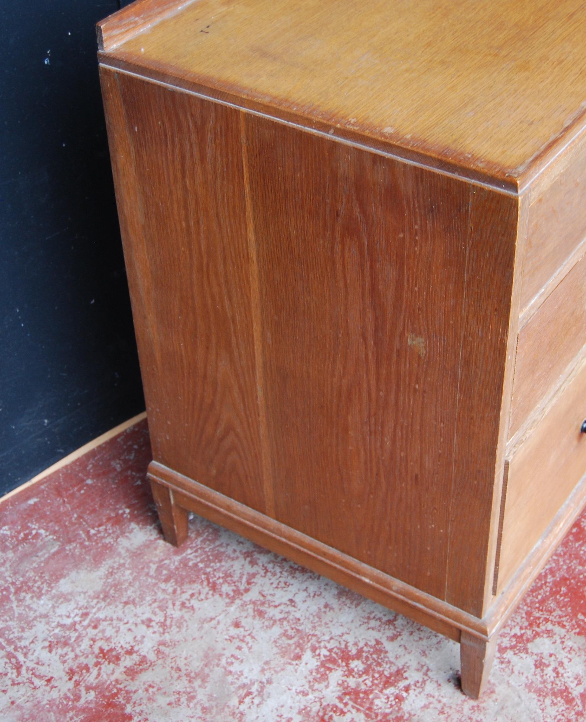 1920s oak chest of drawers in the manner of Heal's of London, with two short drawers, each with a - Bild 6 aus 8