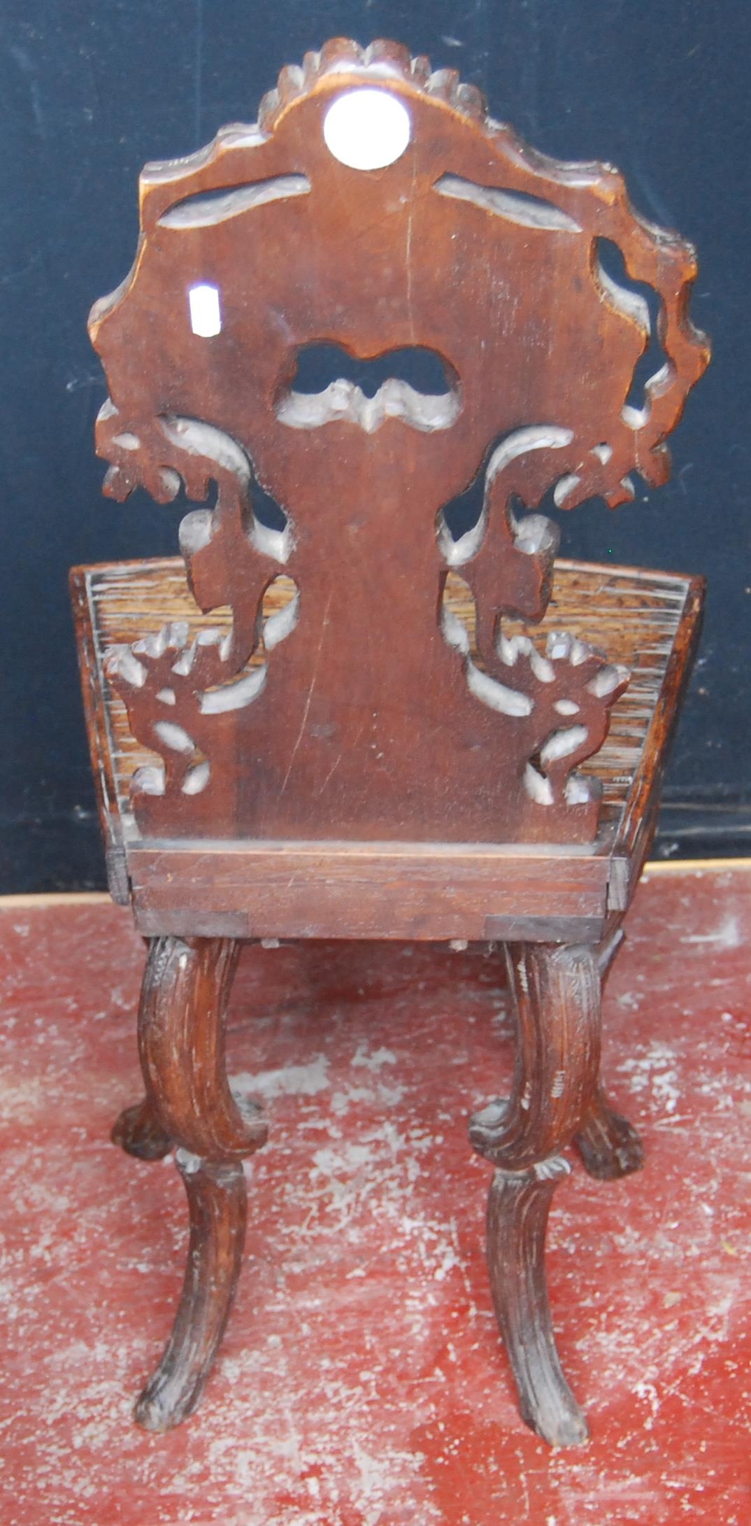 Black Forest carved oak hall chair, the naturalistic back rest applied with flowerheads and - Bild 5 aus 6