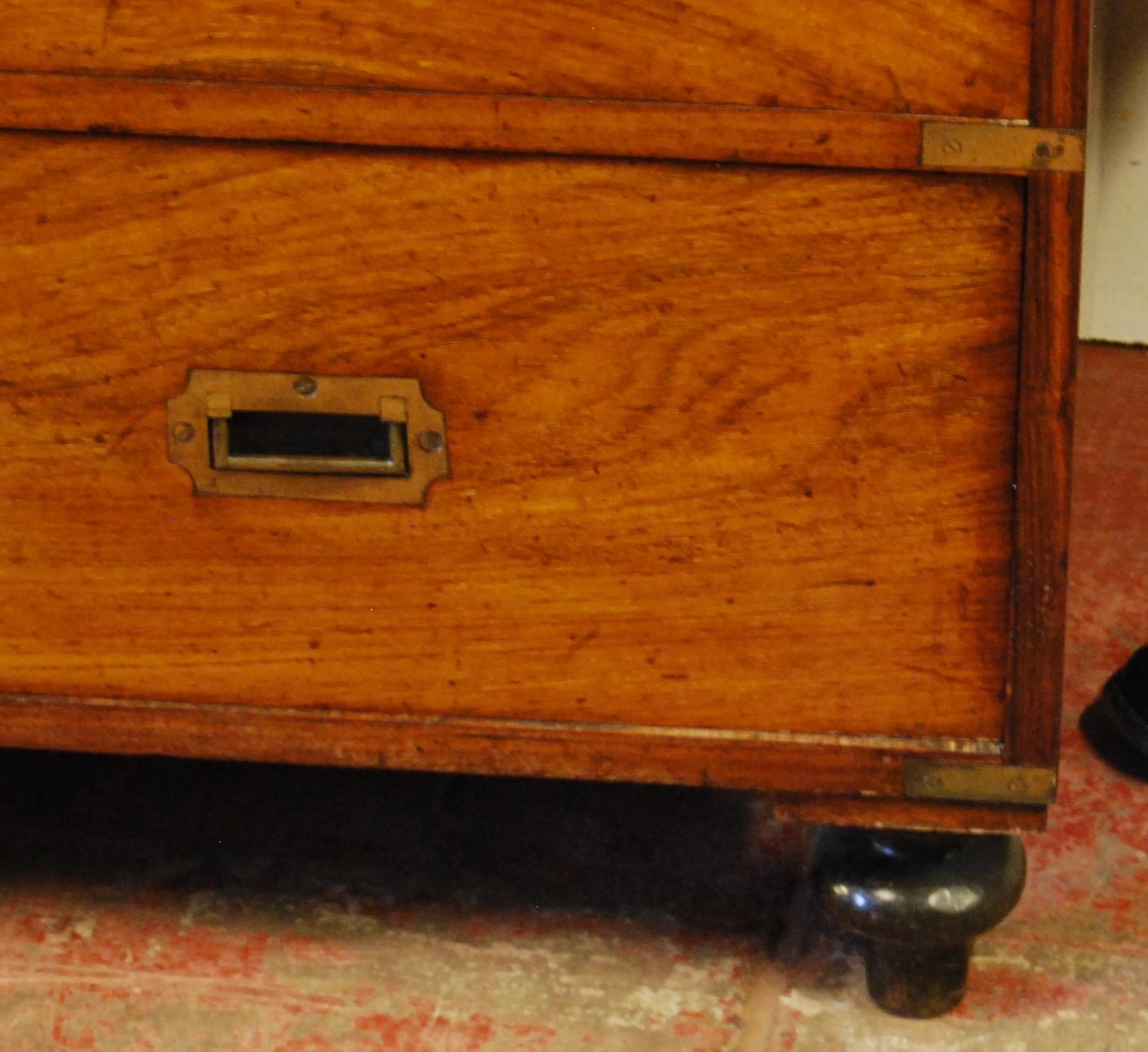 Victorian camphorwood military campaign chest of four long drawers in two sections, bound in brass - Bild 7 aus 9