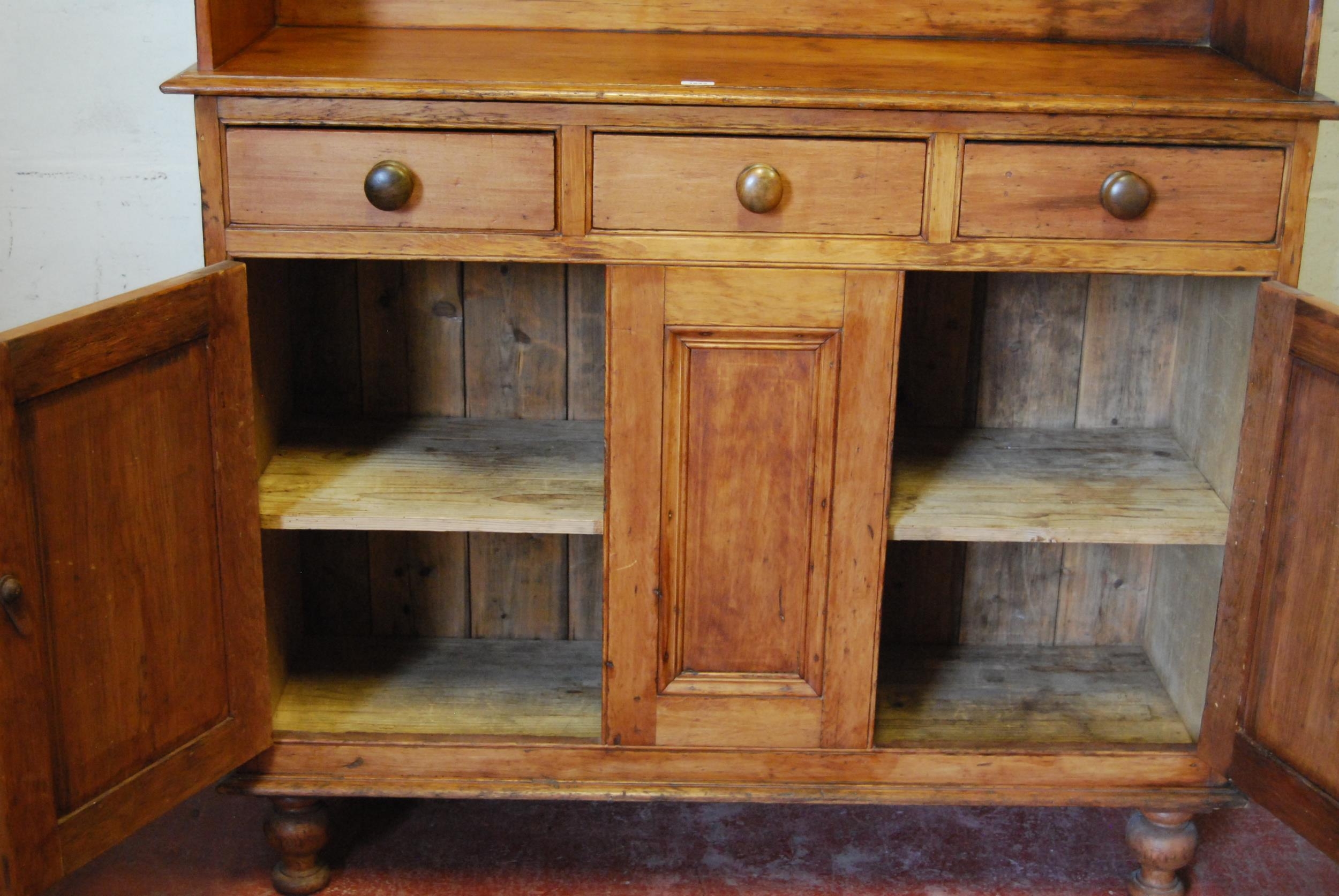 Victorian Scotch pine dresser with five short drawers to the gallery back above three large - Bild 2 aus 3