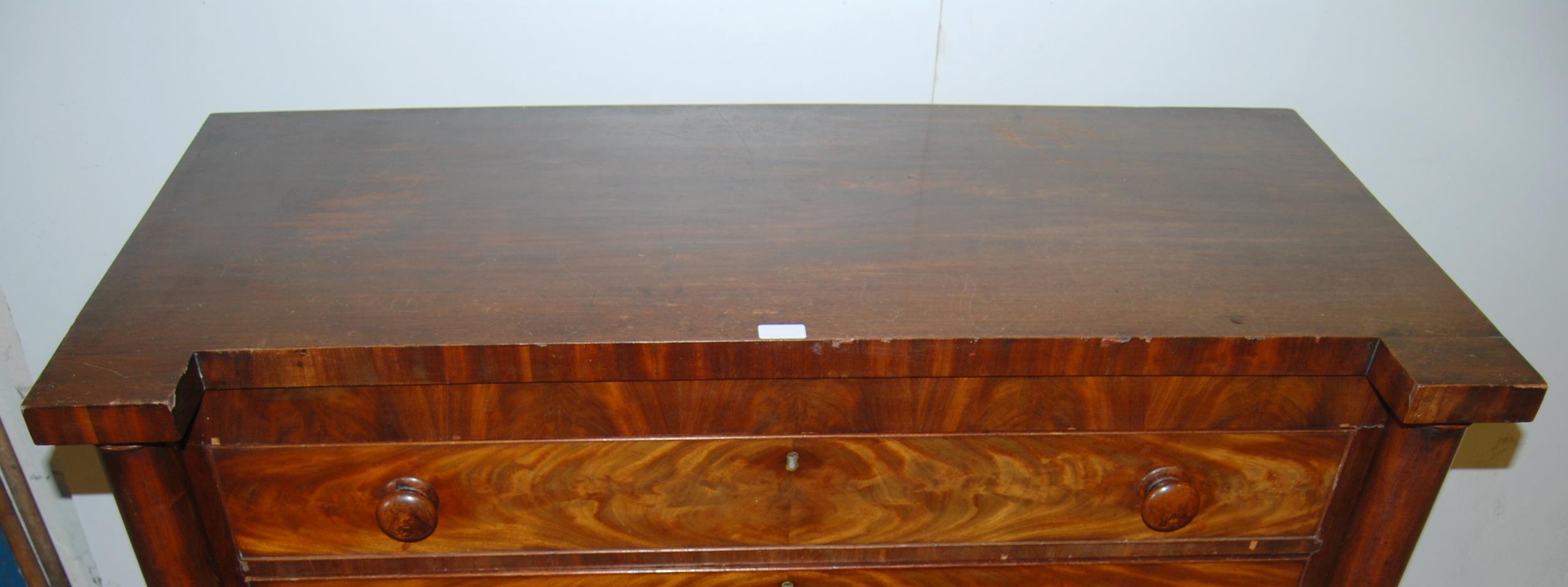 19th century mahogany chest of five long graduated drawers with turned handles, flanked by - Bild 2 aus 7