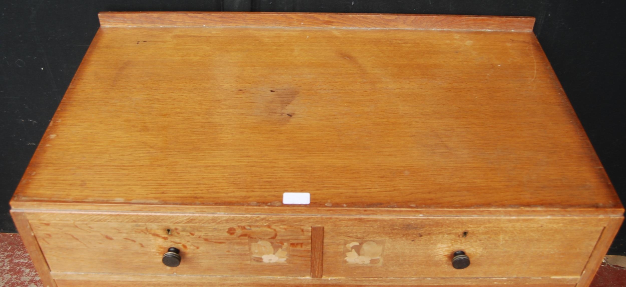 1920s oak chest of drawers in the manner of Heal's of London, with two short drawers, each with a - Bild 2 aus 8