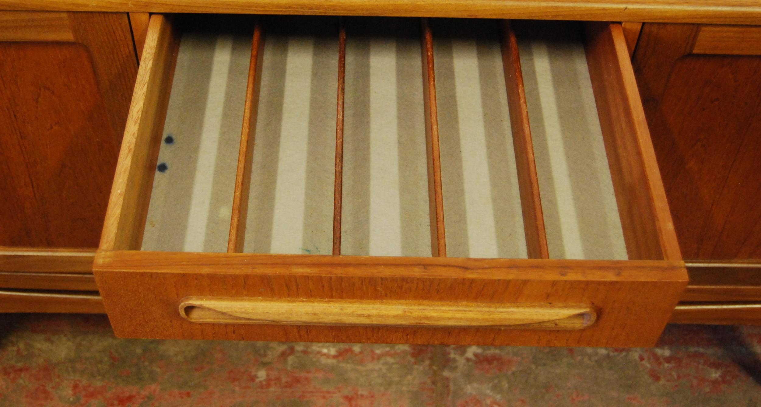 Danish-influenced retro teak sideboard, design attributed to Koford-Larson, with four short - Bild 5 aus 6