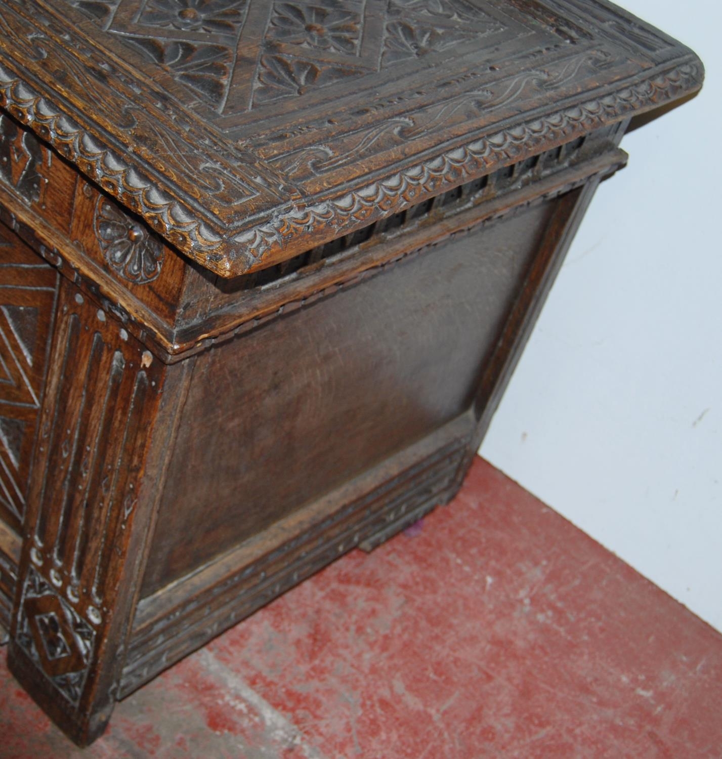 19th century carved oak coffer, the hinged top with three panels, with floral roundels, above - Bild 6 aus 9