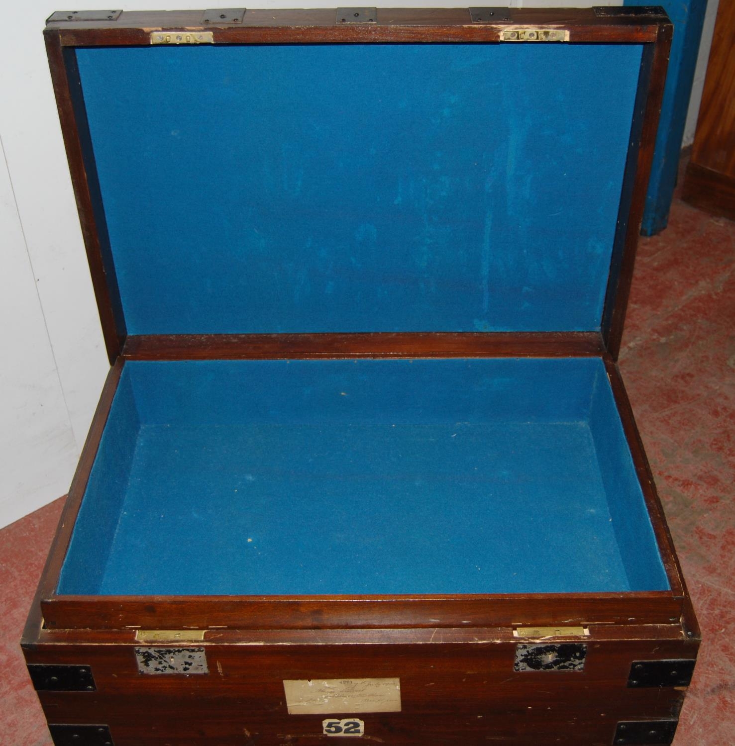 Victorian camphorwood silver chest, the hinged top enclosing a lift-out tray, decorated with painted - Bild 7 aus 8