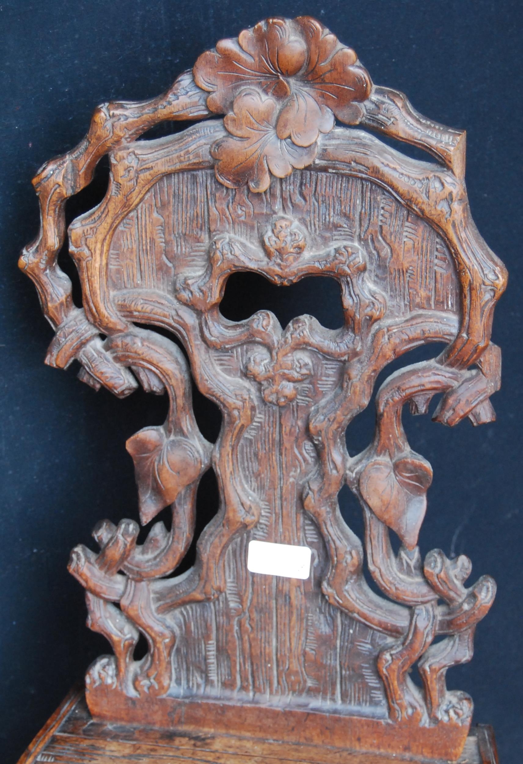 Black Forest carved oak hall chair, the naturalistic back rest applied with flowerheads and - Bild 2 aus 6