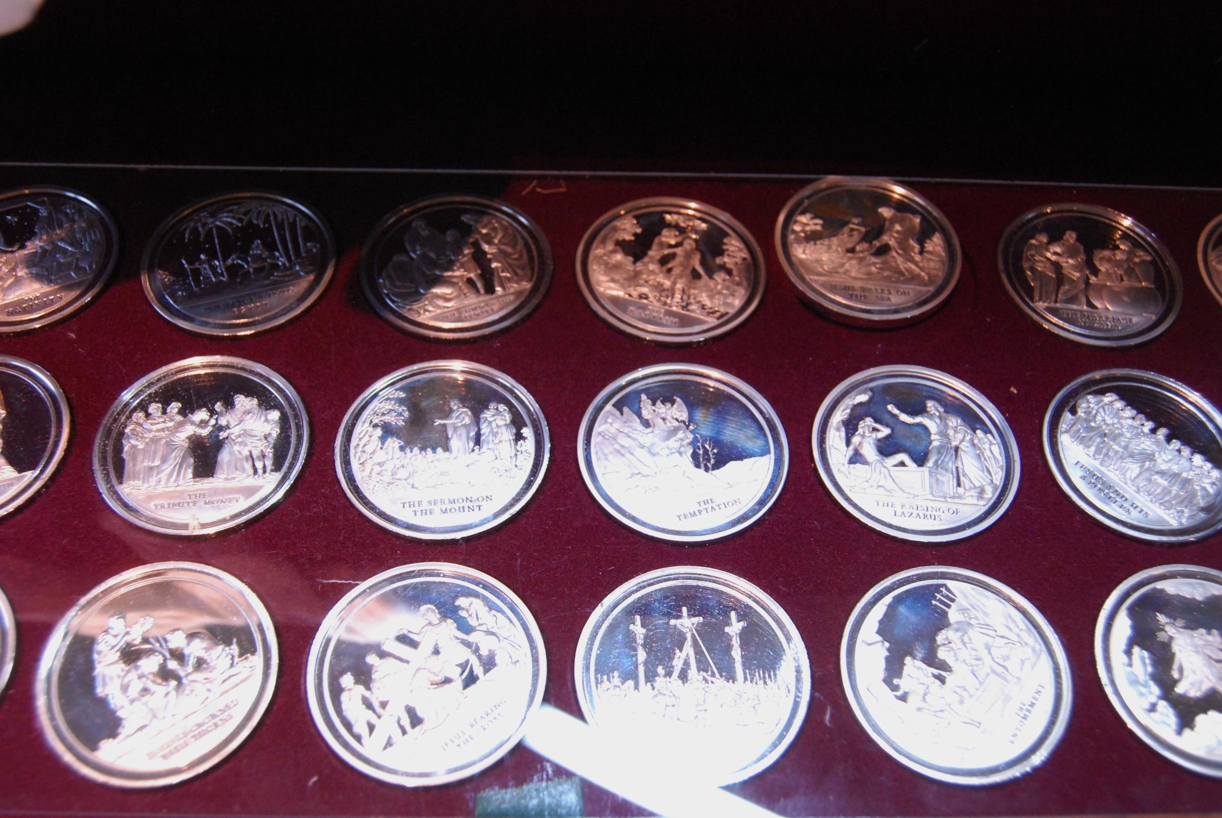 Set of twenty-four Danbury Mint silver medallions, 'The Life of Jesus', each 50g, 1974, with case - Image 3 of 5