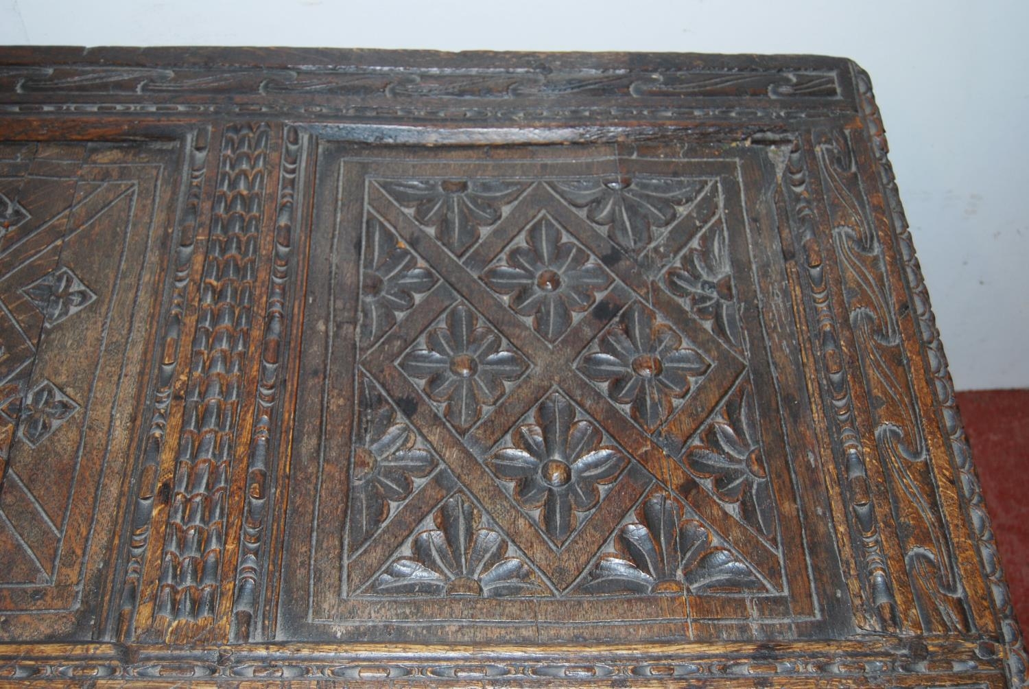 19th century carved oak coffer, the hinged top with three panels, with floral roundels, above - Bild 3 aus 9