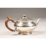 George V silver tea pot, assay marked London 1928 by Mappin & Webb, weight 416g