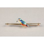 Ladies 15 carat gold bar brooch, mounted with enamelled kingfisher, 4.4g