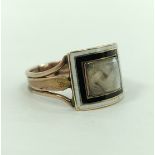 Georgian ribbed gold mourning ring, with curved locket, surrounded by black and white enamel, 'W.