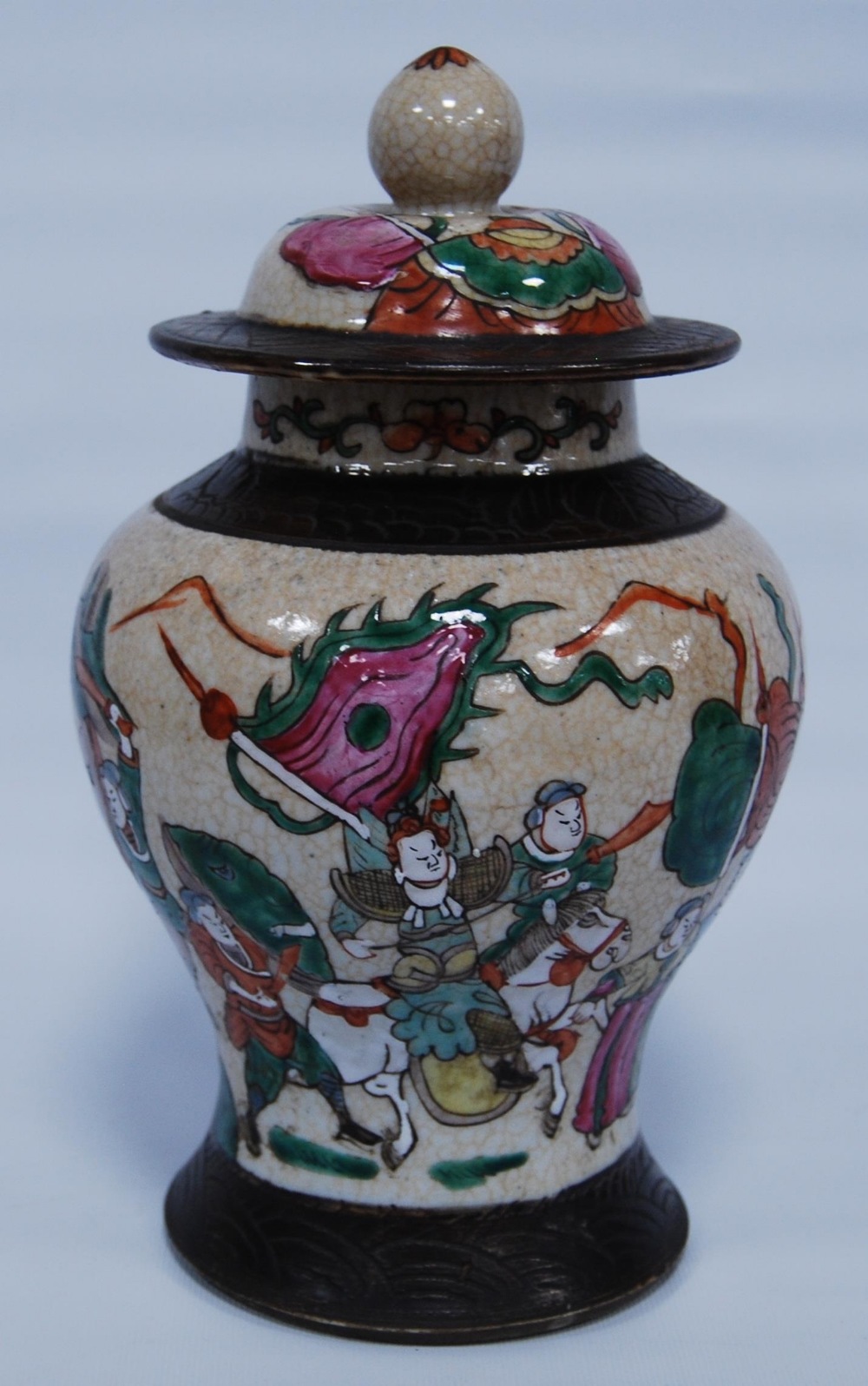 Pair of Chinese crackle glazed baluster vases and covers (20th century) decorated with battle scenes - Image 11 of 14