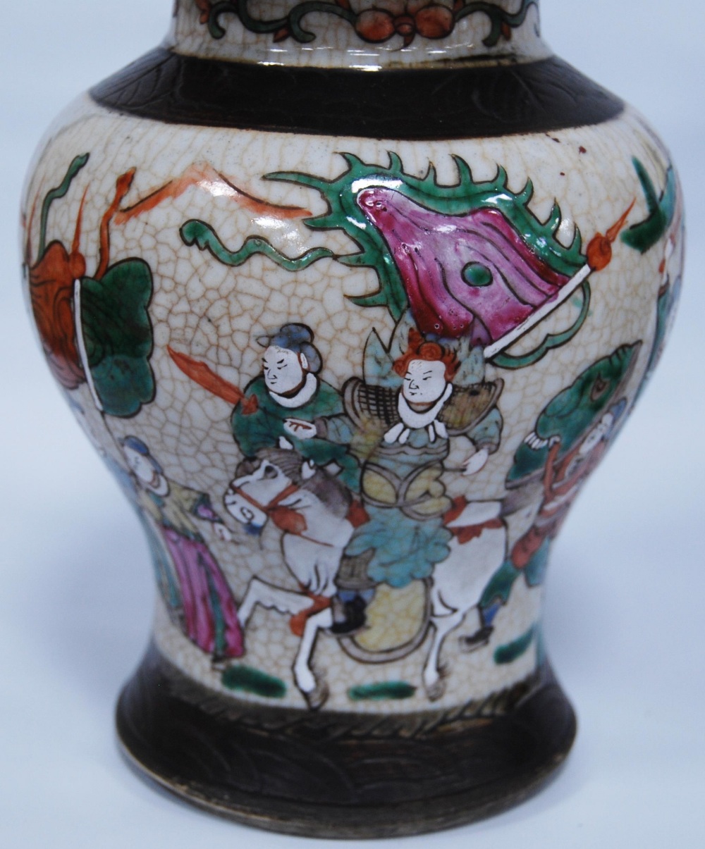 Pair of Chinese crackle glazed baluster vases and covers (20th century) decorated with battle scenes - Image 5 of 14