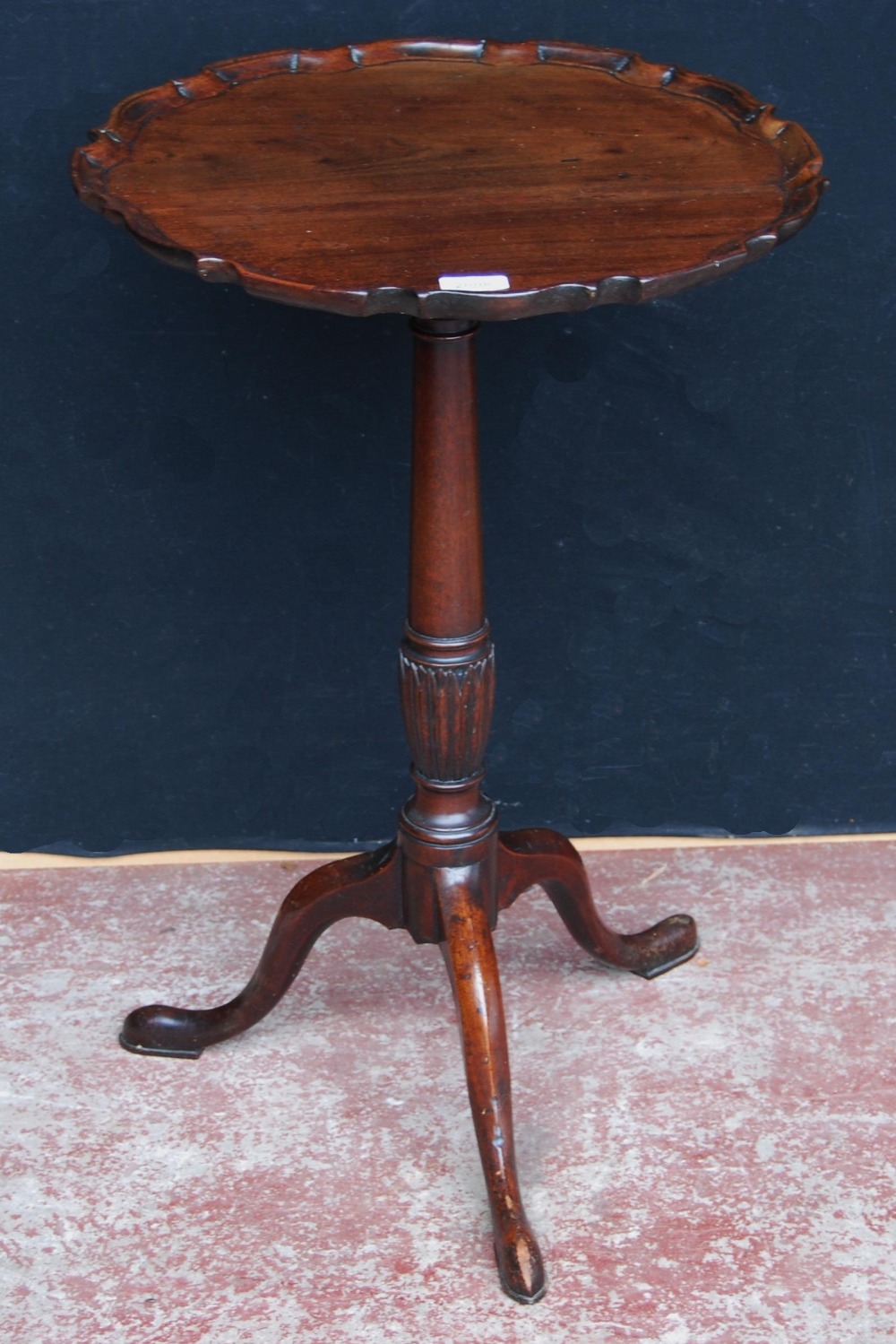 George III mahogany tea table, c. late 18th century, with snap-action piecrust edge top, on plain