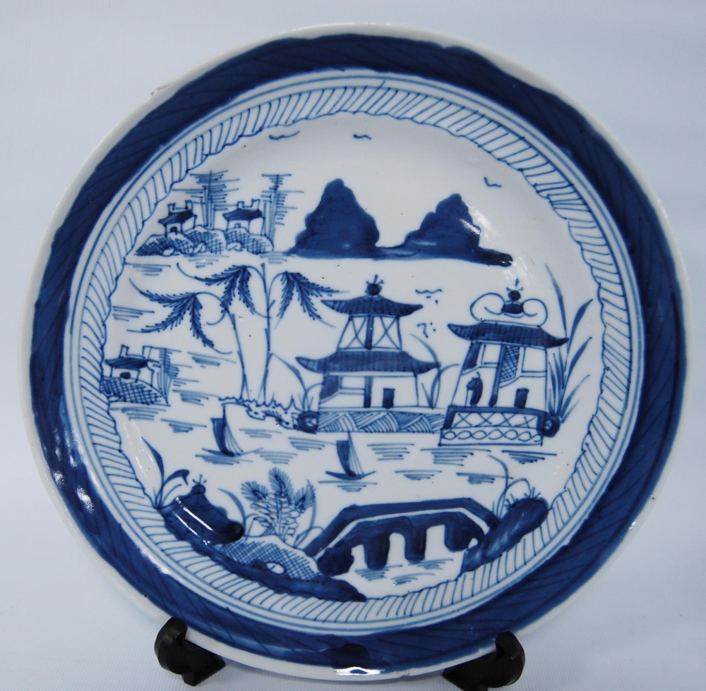 Chinese export Kraak porcelain plate, unmarked, probably Kangxi period, decorated all over with blue - Image 4 of 10