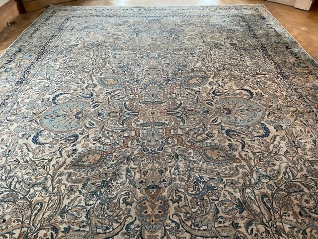 Fine large Persian Kirman carpet with overall foliate decoration of palmettes and other motifs - Image 2 of 5