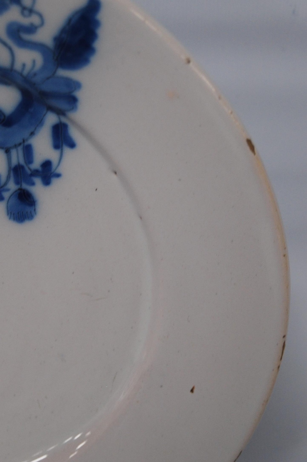 17th century William & Mary period English blue and white Delft plate with blue underglazed crown - Image 4 of 7