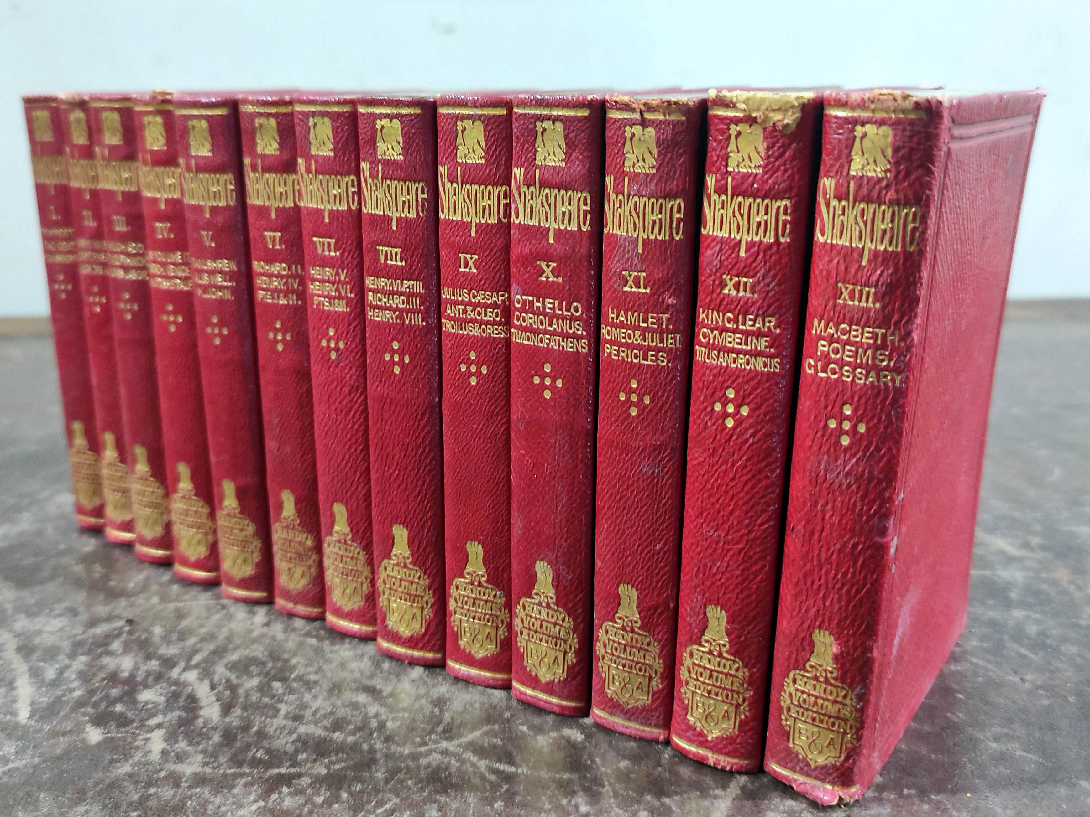 SHAKESPEARE WILLIAM.  The Handy-Volume Shakespeare. 13 vols. Small format. Limp red morocco, gilt