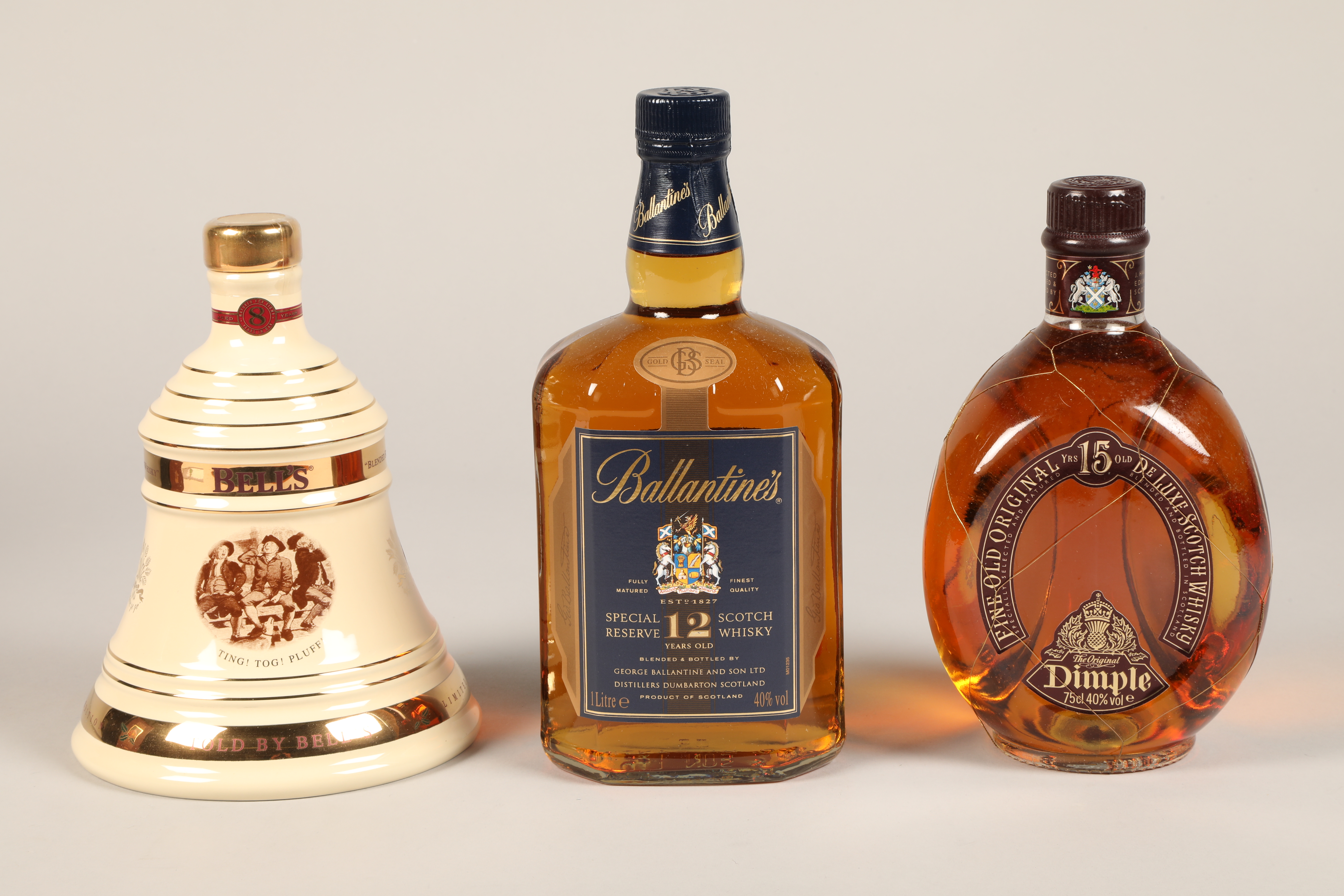 Bells blended Scotch whisky Christmas decanter 2008, 70cl, 40% vol with cardboard box Ballantines - Image 3 of 3