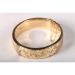 9ct gold hinged bangle, 6cm diameter, 25.7g.