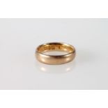 18ct gold wedding band, size M, 5.1g.