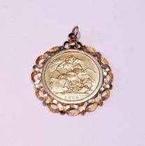 Gold sovereign, 1918, 9ct gold detachable mount, 10.1g.